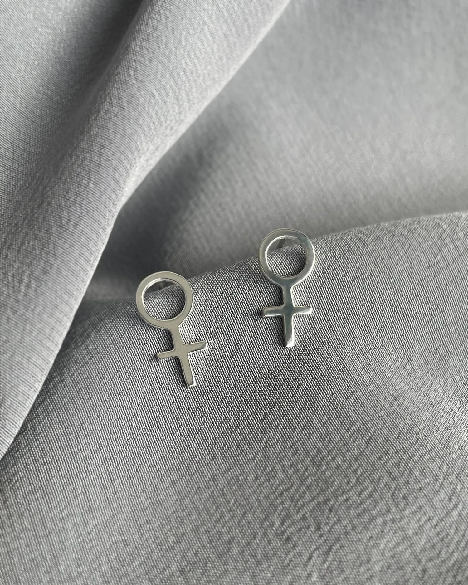 Women Unite small studs silver